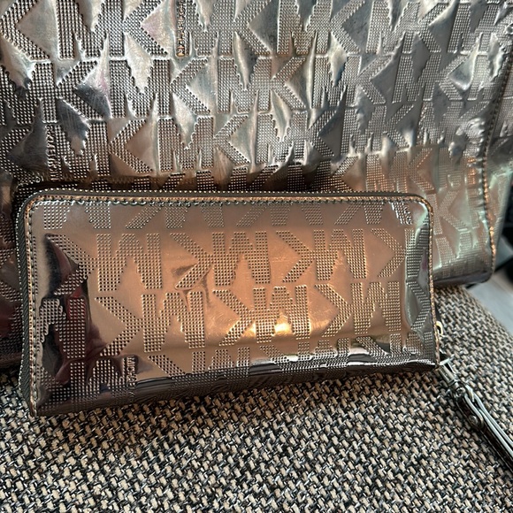 Michael Kors zipper wallet - Picture 3 of 4